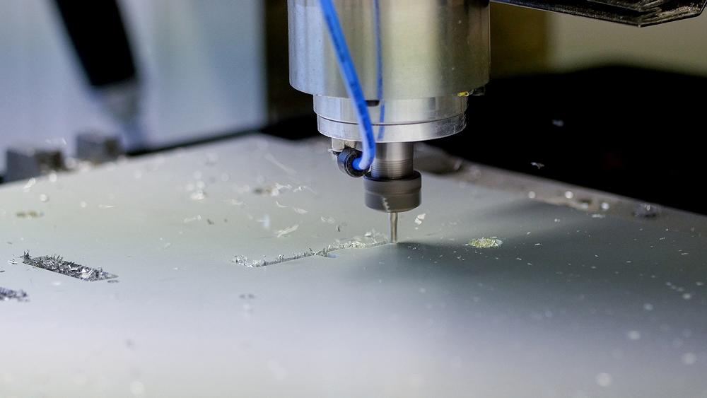 Gravure cnc en cours sur une plaque de métal à l'aide d'une machine de gravure cnc métal.