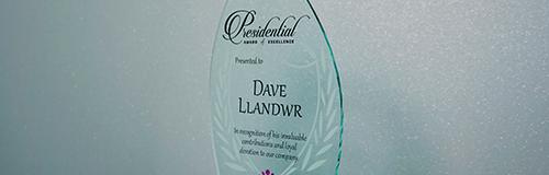 Élégante récompense en acrylique transparent, personnalisée avec le nom et le logo.