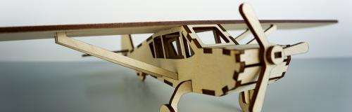 Gravure laser Matière à graver à graver le bois, coupée en morceaux pour créer un plan