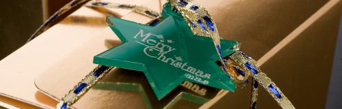 Une étoile pour cadeau créée avec la matière acrylique Gravotech Gravoglas 1 et une machine à graver par fraisage mécanique.