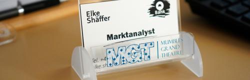 Porte-cartes personnalisé pour cartes de visite sur un bureau