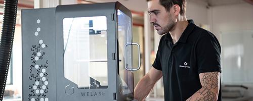 Opérateur utilisant la machine à gravure laser Gravotech WeLase™ dans un atelier.