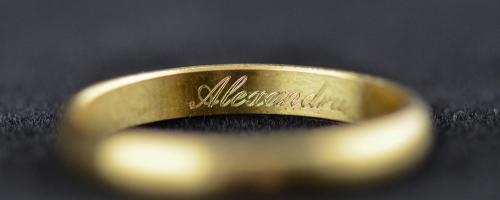 Gravure intérieure bague du prénom Alexandra sur une alliance en or