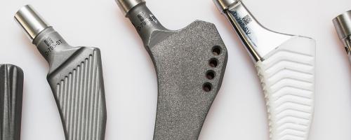 Prothèse de hanche avec marquage métallique comprenant le Datamatrix et le numéro de série