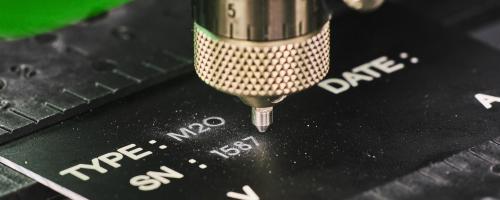 Plaque de marquage CE réalisée avec une machine de gravure mécanique