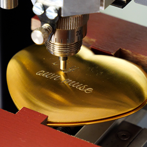 Gravure sur un mirroir de poche