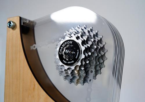 Trophée en acrylique à l'effigie de l'équipement de vélo, réalisé avec une gravure laser co2