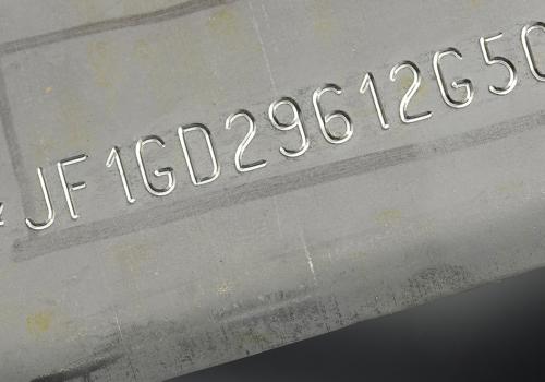 Marquage VIN sur une pièce métallique industrielle