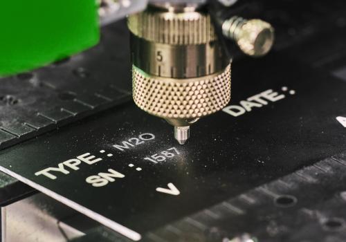 Plaque de marquage CE réalisée avec une machine de gravure mécanique